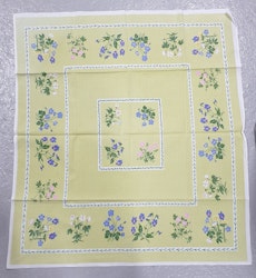 Vår duk med fina vårblommor grön botten
