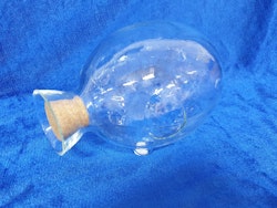 Glas gris med tryne i kork