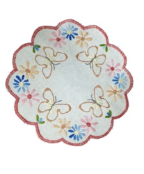 Duk med hand broderade fjärilar