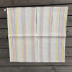 Vävd gul/beige duk med ränder i gul/rosa/blå