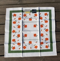 Retro. Piepmats. Duk med orange blommor med grön kant.