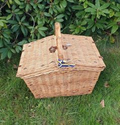 Stor picknickkorg med tillhörande saker