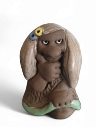 Tore Borg TB Trollflicka med blå/gul klämma i håret