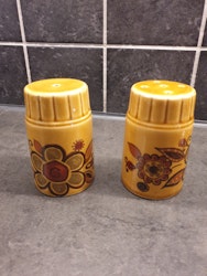Salt och peppar set i gul keramik med retro blommor 70-tal
