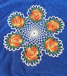 Virkad duk med tredimensionella orange blommor