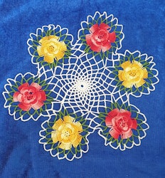 Virkad duk med tredimensionella blommor