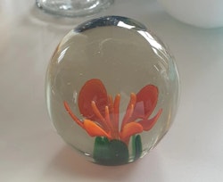 Brevpress retro i glas orange blomma. I fint skick.