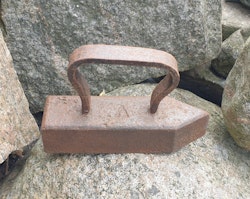 Rostigt antikt strykjärn