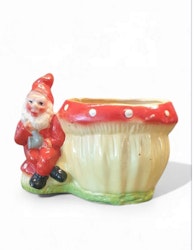 Äldre julkruka med tomte sittande vid en svamp