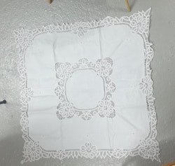 Duk med knypplad kant som är bandad 70x70 cm