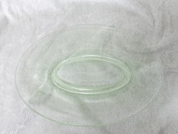 Ovalt fat i ljusgrönt glas