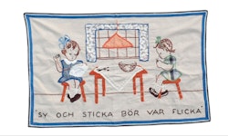 Bonad med texten "SY OCH STCKA BÖR VAR FLICKA"