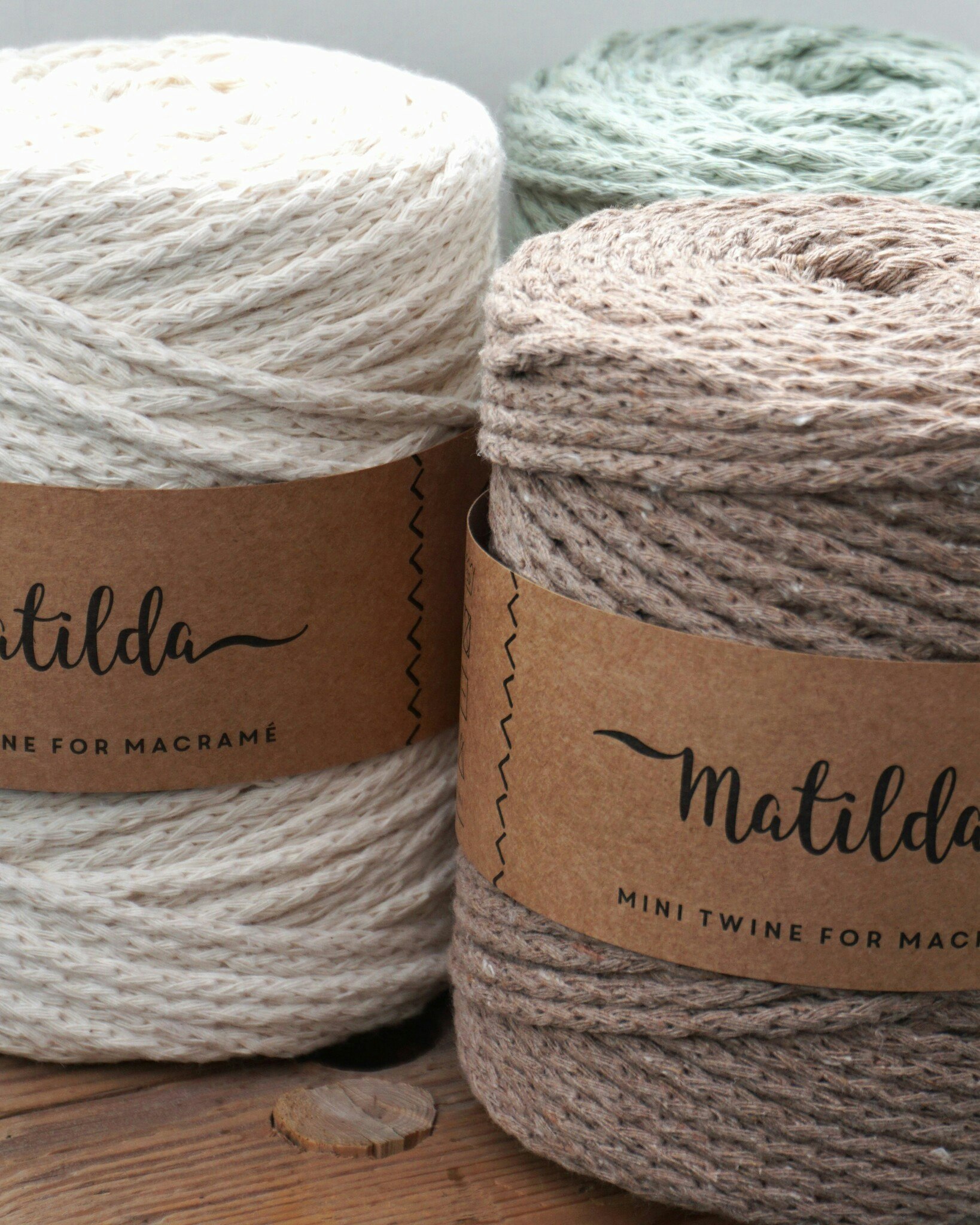 Matilda snörgarn är tillverkat av en blandning av 80 % återvunnen bomull och 20 % polyester. Ett populärt garn att använda till både makramé och virkning.