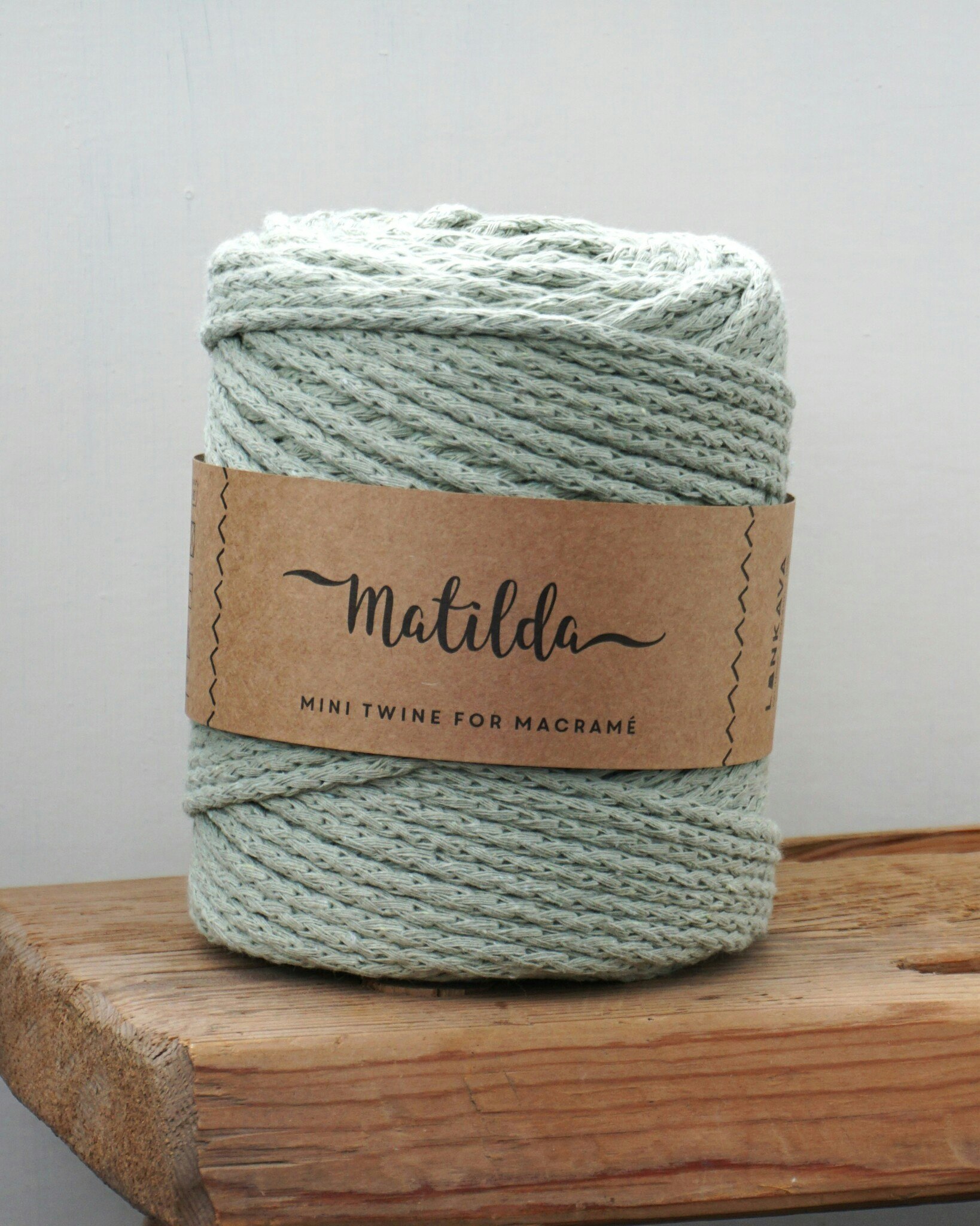 Matilda snörgarn i färgen ljusgrön, tillverkat av 80 % återvunnen bomull och 20 % polyester. Idealiskt för makramé och virkning.