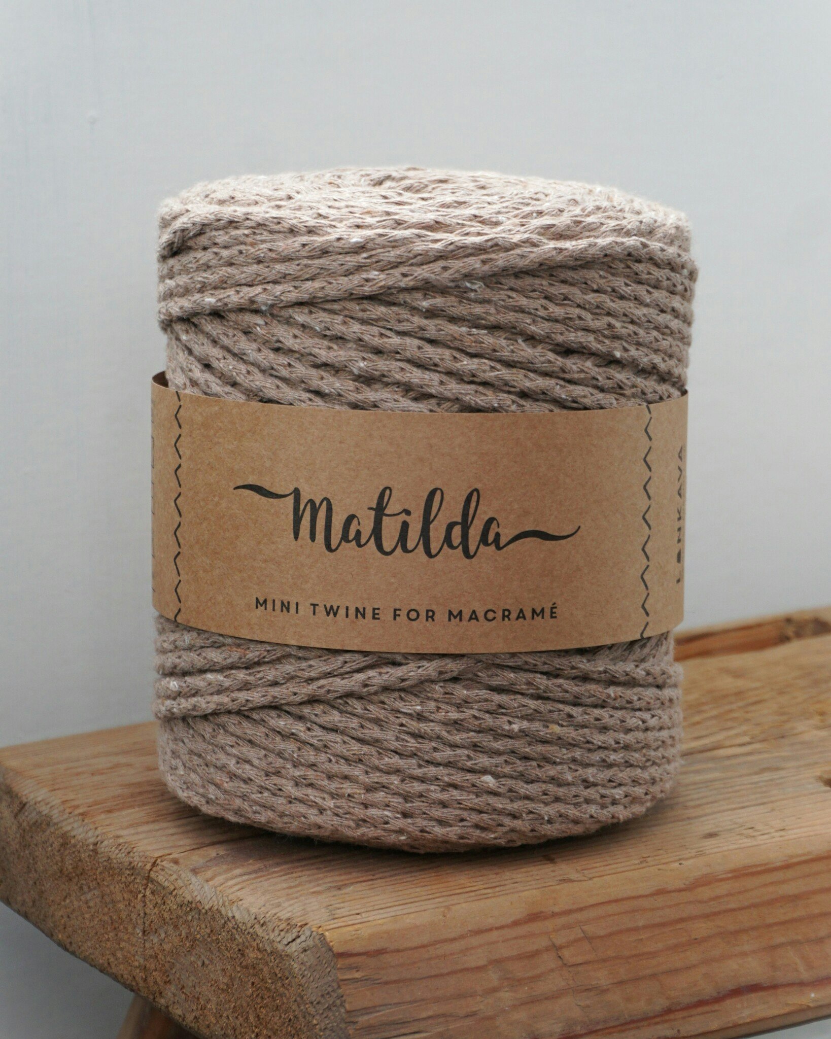 Matilda snörgarn är ett flätat garn tillverkat utav återvunnet material. Snörgarn i färgen linbeige lämpar sig både till makrame och virkning