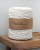 Matilda snörgarn, 4 mm tjockt i färgen naturvit och perfekt för olika handarbetsprojekt. vitt garn tillverkat av restfibrer från trikåindustrin för en miljövänlig process.