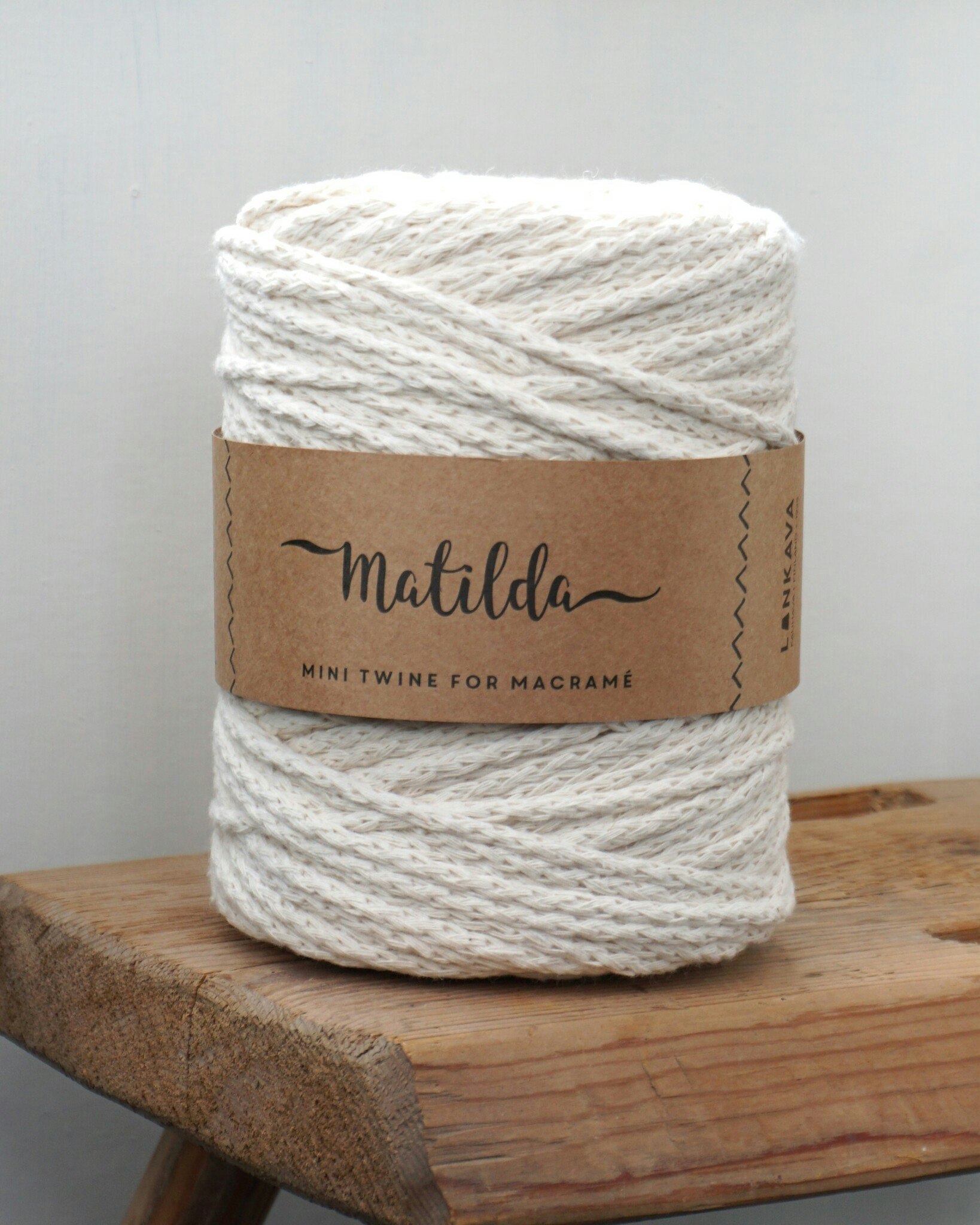 Matilda snörgarn, 4 mm tjockt i färgen naturvit och perfekt för olika handarbetsprojekt. vitt garn tillverkat av restfibrer från trikåindustrin för en miljövänlig process.