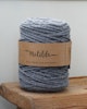 Matilda snörgarn flätat garn i färgen grå, tillverkat av 80 % återvunnen bomull och 20 % polyester. Idealiskt för makramé och virkning.