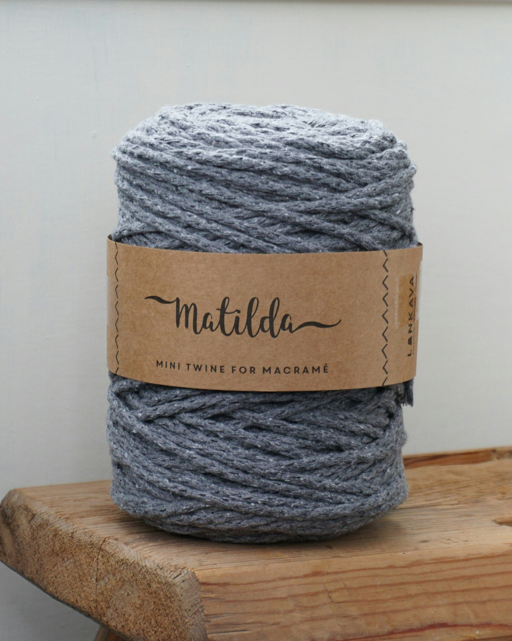 Matilda snörgarn flätat garn i färgen grå, tillverkat av 80 % återvunnen bomull och 20 % polyester. Idealiskt för makramé och virkning.