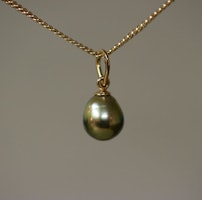 Guldhänge med droppformad grönskimrande pärla