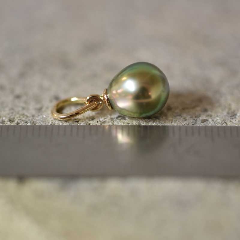 Guldhänge med droppformad grönskimrande pärla