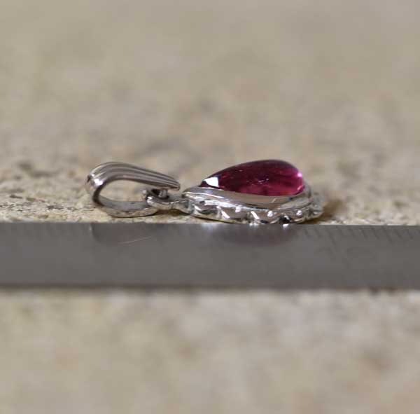 Vitguldshänge med rosa turmalin