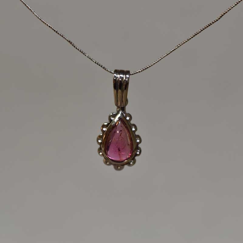 Vitguldshänge med rosa turmalin