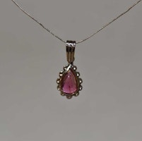 Vitguldshänge med rosa turmalin