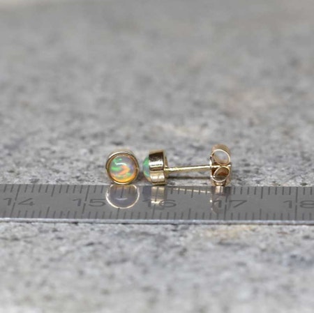 Guldörhängen med opaler