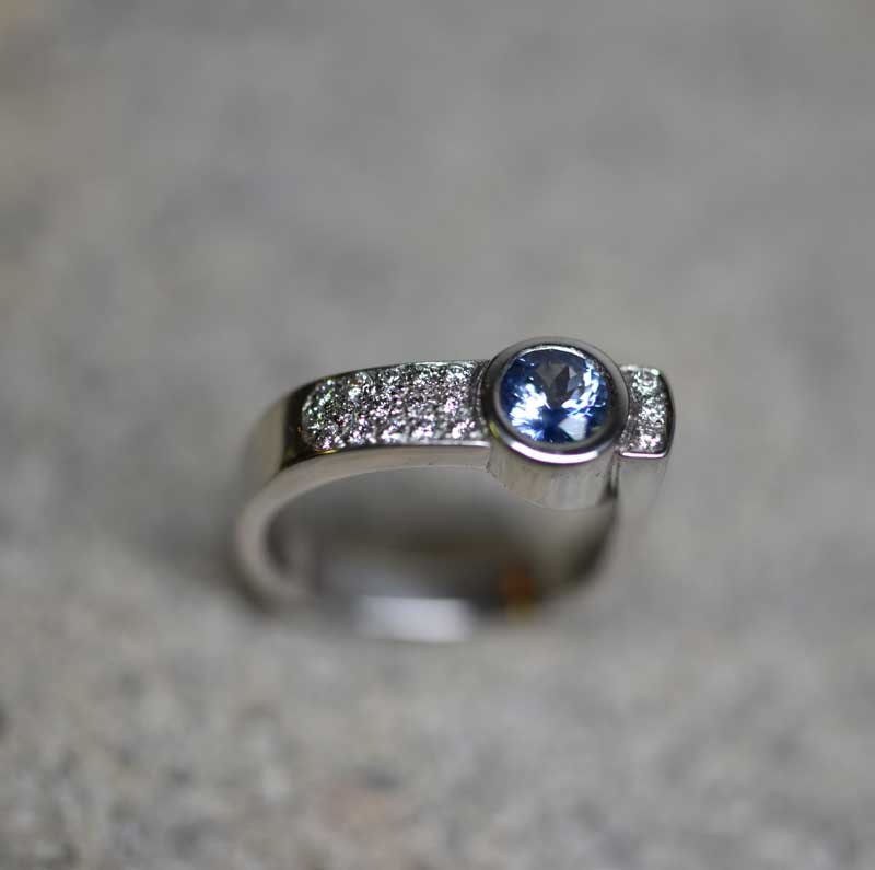 Vitguldsring med diamanter och blå safir