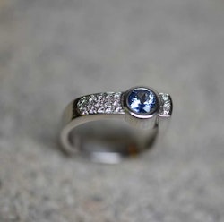 Vitguldsring med diamanter och blå safir
