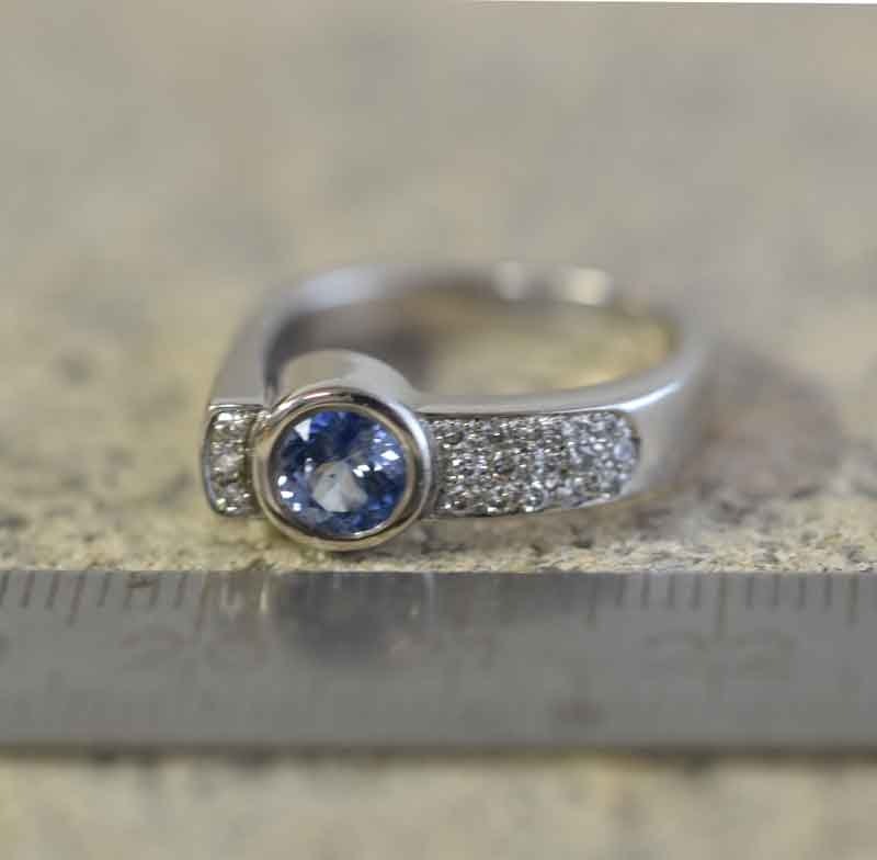 Vitguldsring med diamanter och blå safir