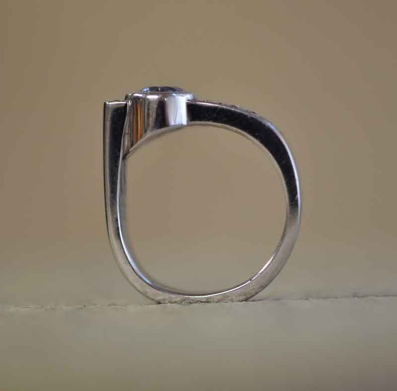 Vitguldsring med diamanter och blå safir