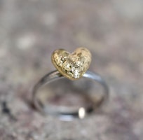 Vitguldsring med gyllene guldhjärta