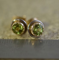 Guldörhängen med peridoter