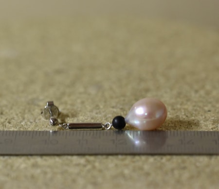 Vitguldsörhängen med rosaskimrande pärlor