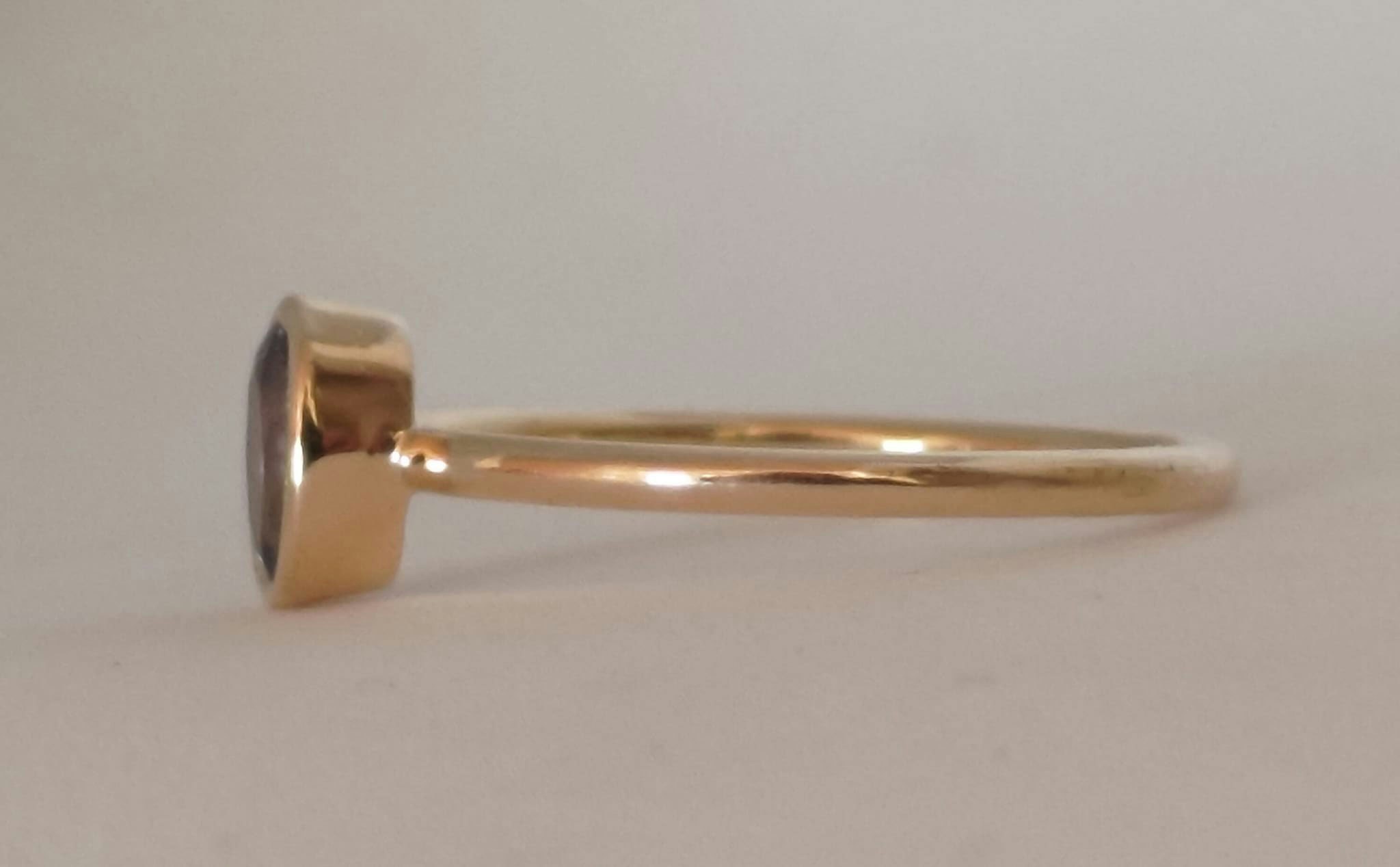 Guldring med iolit
