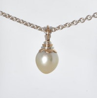 Guld- och silverhänge med stor droppformad pärla