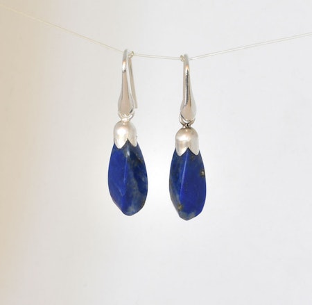 Silverörhängen med lapis lazuli