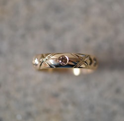 Guld ring med mönster och 3 diamanter