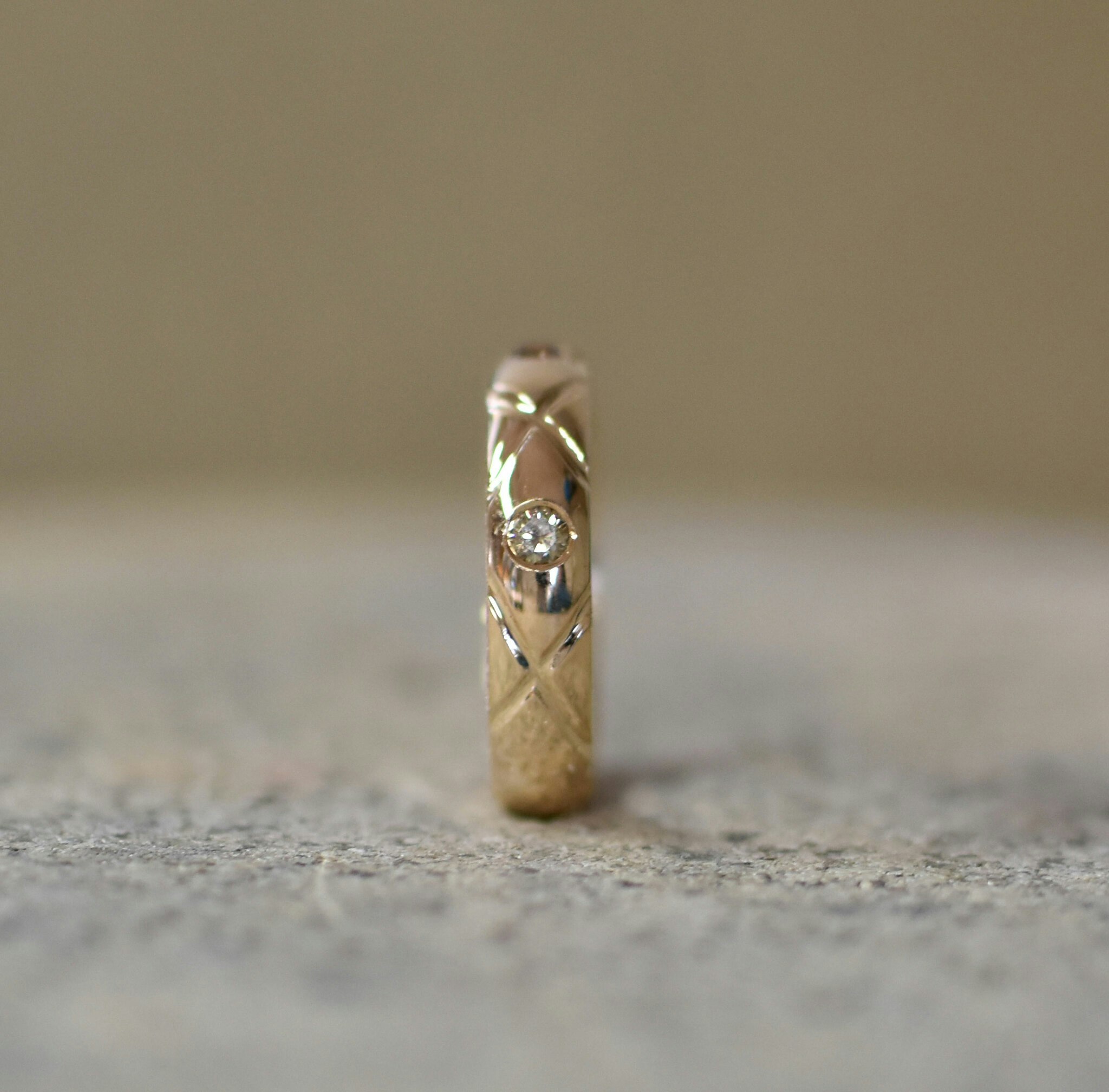 Guld ring med mönster och 3 diamanter