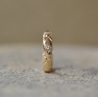 Guld ring med mönster och 3 diamanter