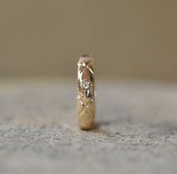 Guld ring med mönster och 3 diamanter