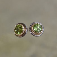 Guldörhängen med peridoter