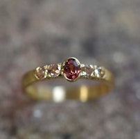 Guldring med safirer