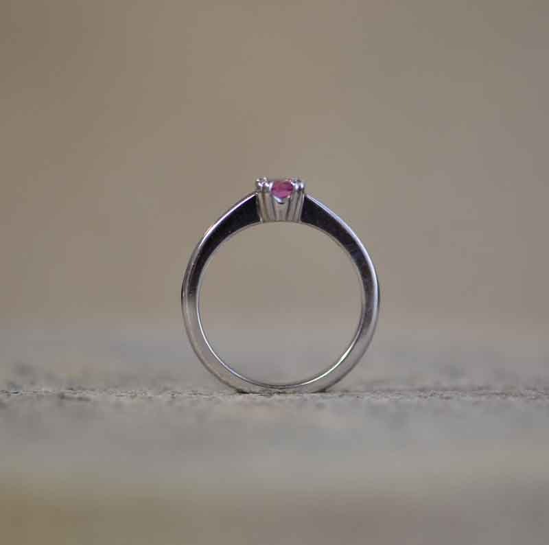 Vitguldsring med rosa safir