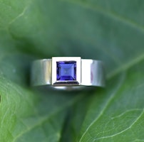 Silver och guldring med iolit
