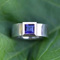 Silver och guldring med iolit