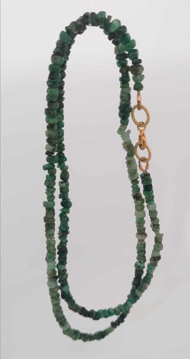 Halsband med smaragder