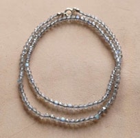 Halsband med labradoriter